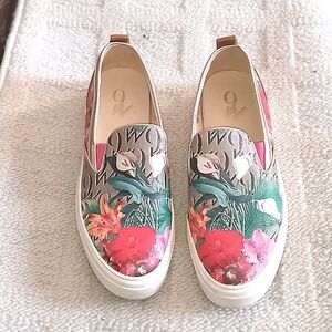 Womens Nine West slip on leather floral shoes, pre loved condition, size 8M